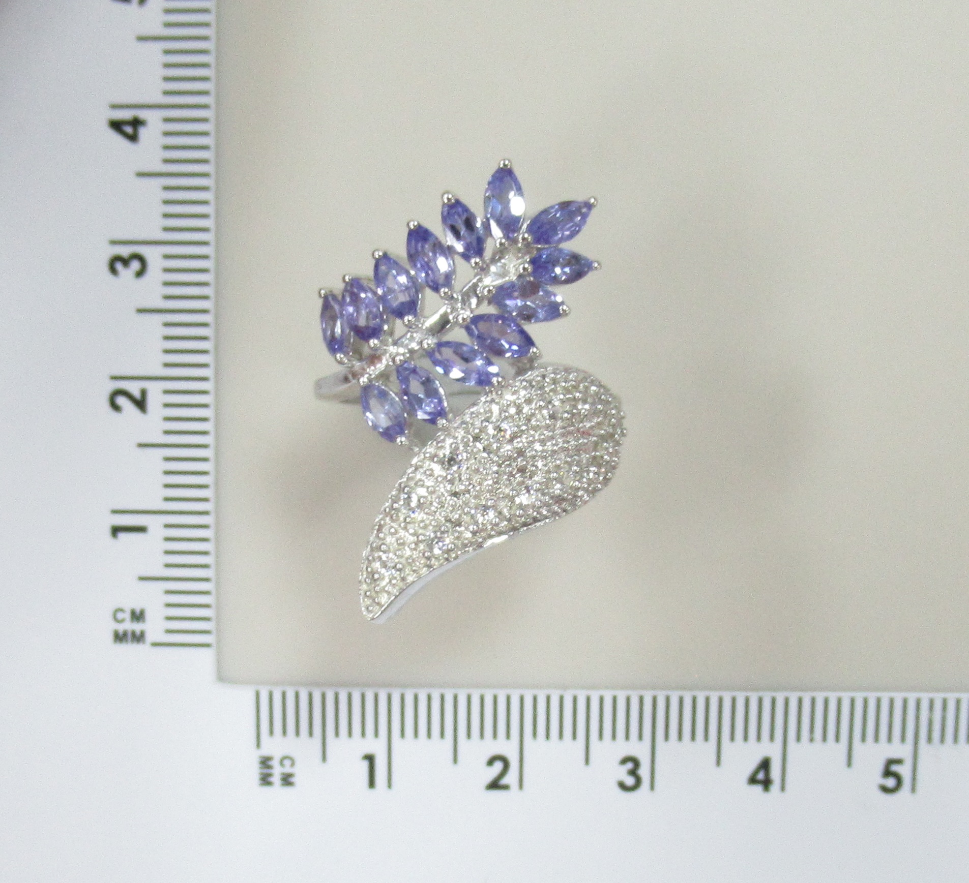 Серебряное кольцо с танзанитами